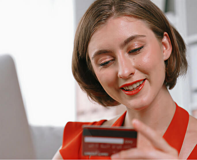 Imagen de mujer feliz con su nueva tarjeta de crédito